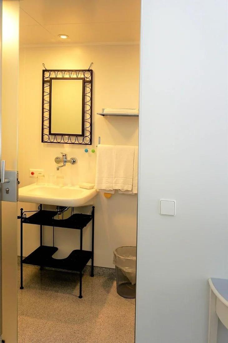 Shima-Davos Bed & Breakfast Room photo